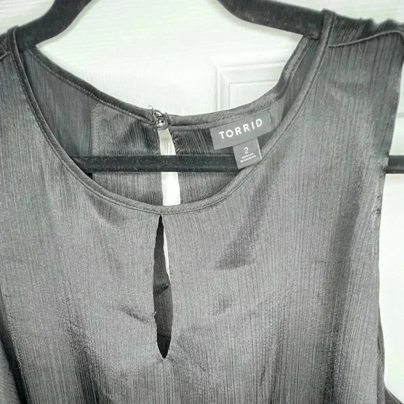 ☘️ NWOT Torrid Shiny Crinkle Gauze Keyhole Swing Tank, Size 2x (18/20), Black - Picture 4 of 6